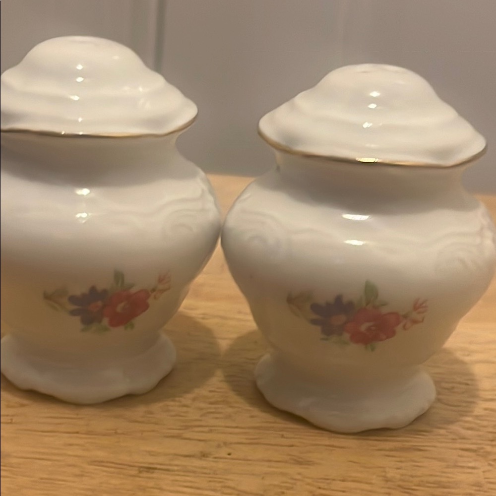 Salt & Pepper Set WAWEL Red and White Ceramic Decor Accents with Floral Patterns